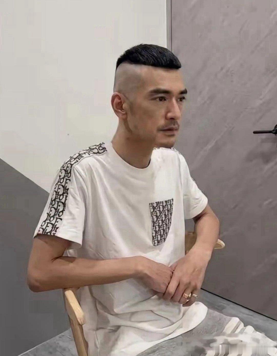 朋友跟我说他最近有点沧桑！大家看看是不是！ 