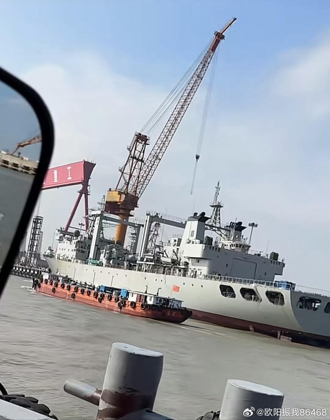 又一艘新的903A型综合补给舰在舾装，今年903A大爆兵，迅速扩充补给舰队规模