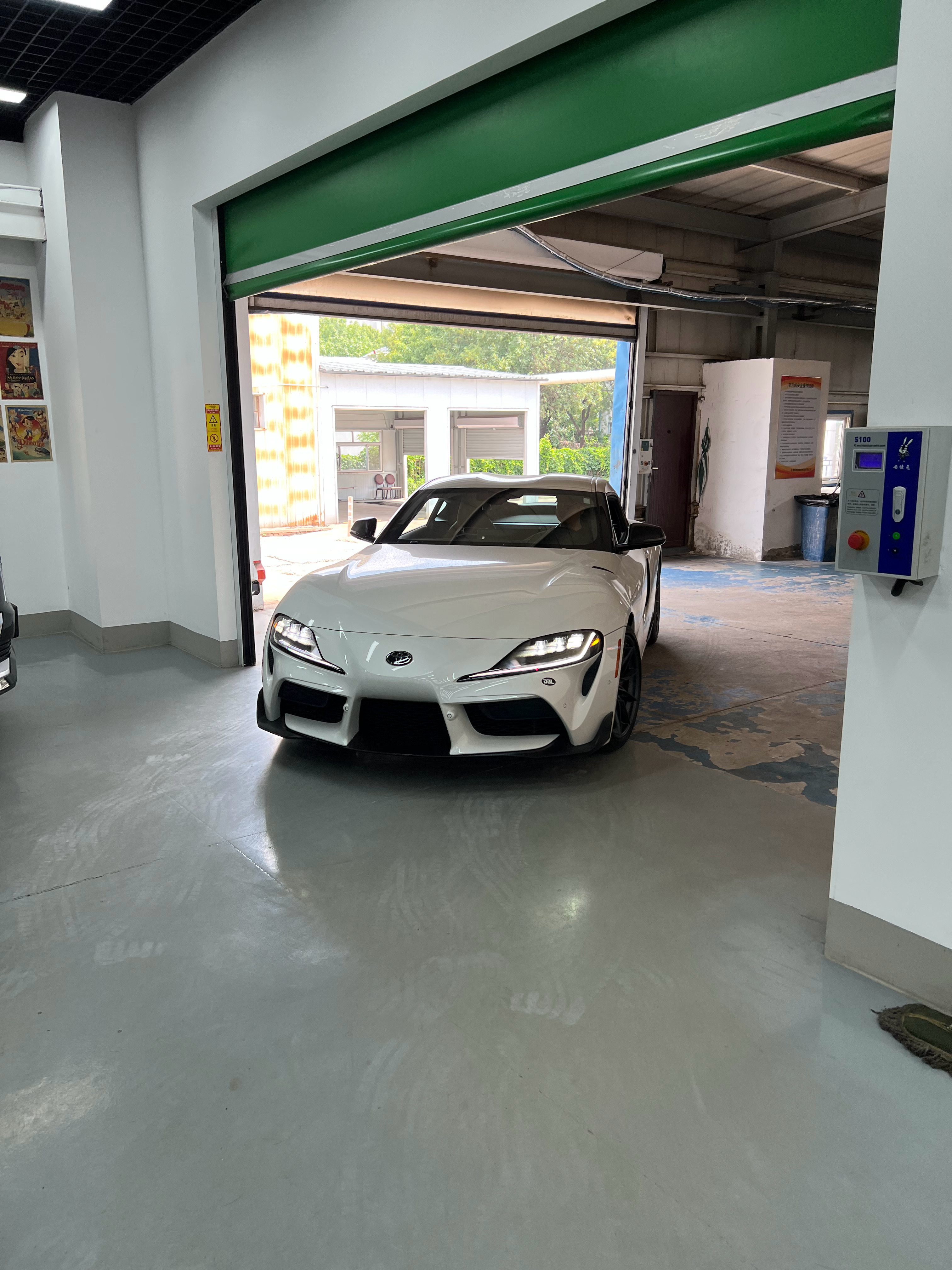 红色的GR Supra提走后，白色的入展厅不过这台白色的目前不能卖，因为这是之前