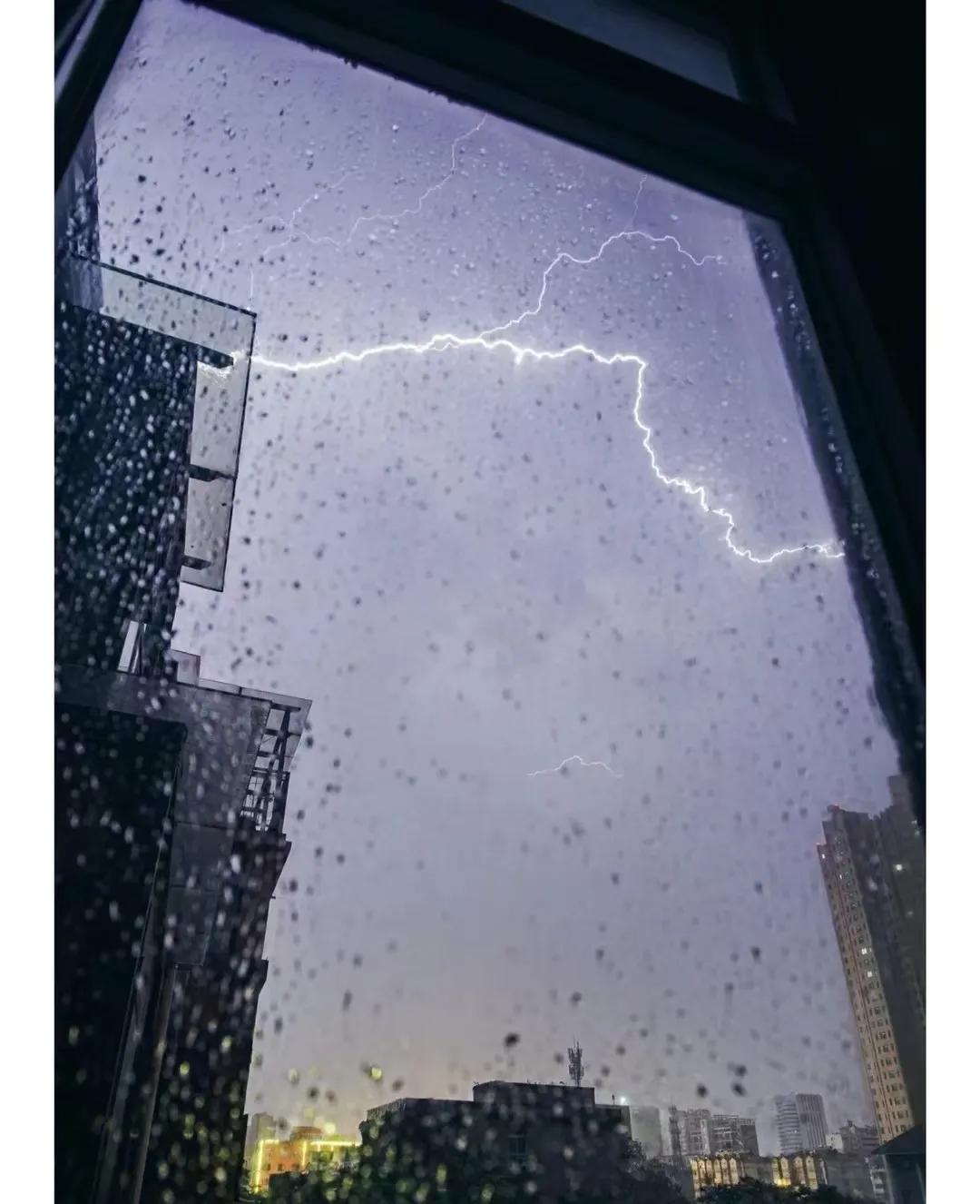 雷电交加风雨狂，天公怒吼乱心房。
三更灯火无眠夜，十里乡关欲断肠。
——[祈祷]