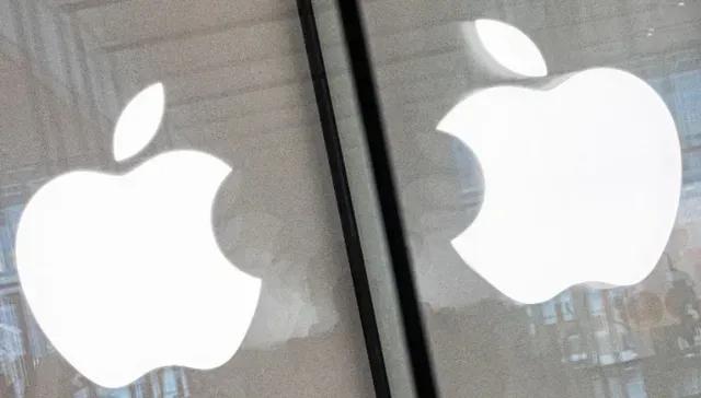 苹果放弃自研折叠iPhone，决定采用三星的方案。
某苹果供应链专家称，苹果可能