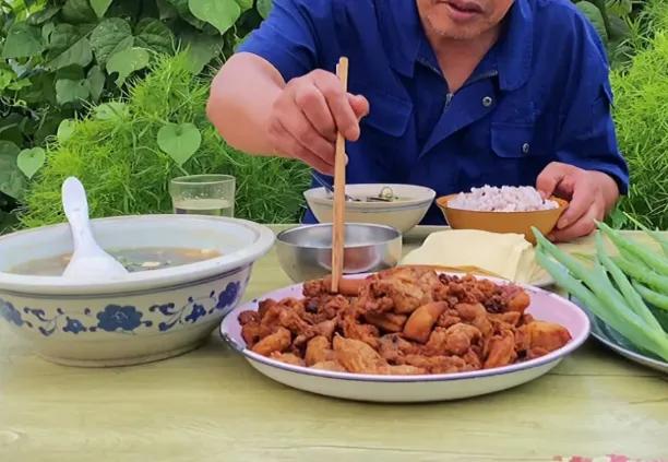 楼上邻居李大爷，今年刚好退休。他之前是单位的一把手，往年他过生日这天有很多人送茅