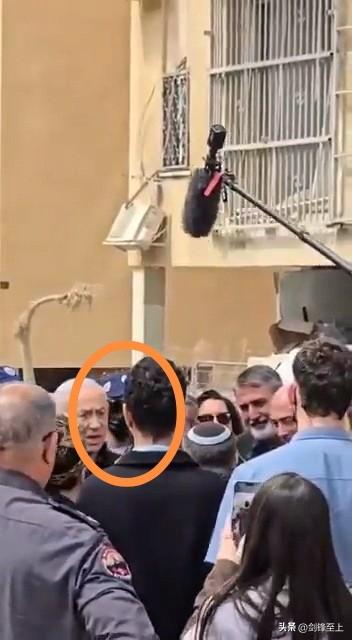 内塔尼亚胡确实没死
今天他跑到阿拉德被炸现场了，可以确认是真人
不过他的保镖们这