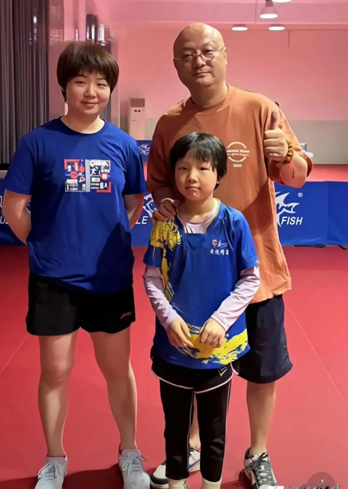 你可能不知道，世界排名第三的蒯曼，每天最重要的训练对手，是她刚上小学的妹妹。
姐