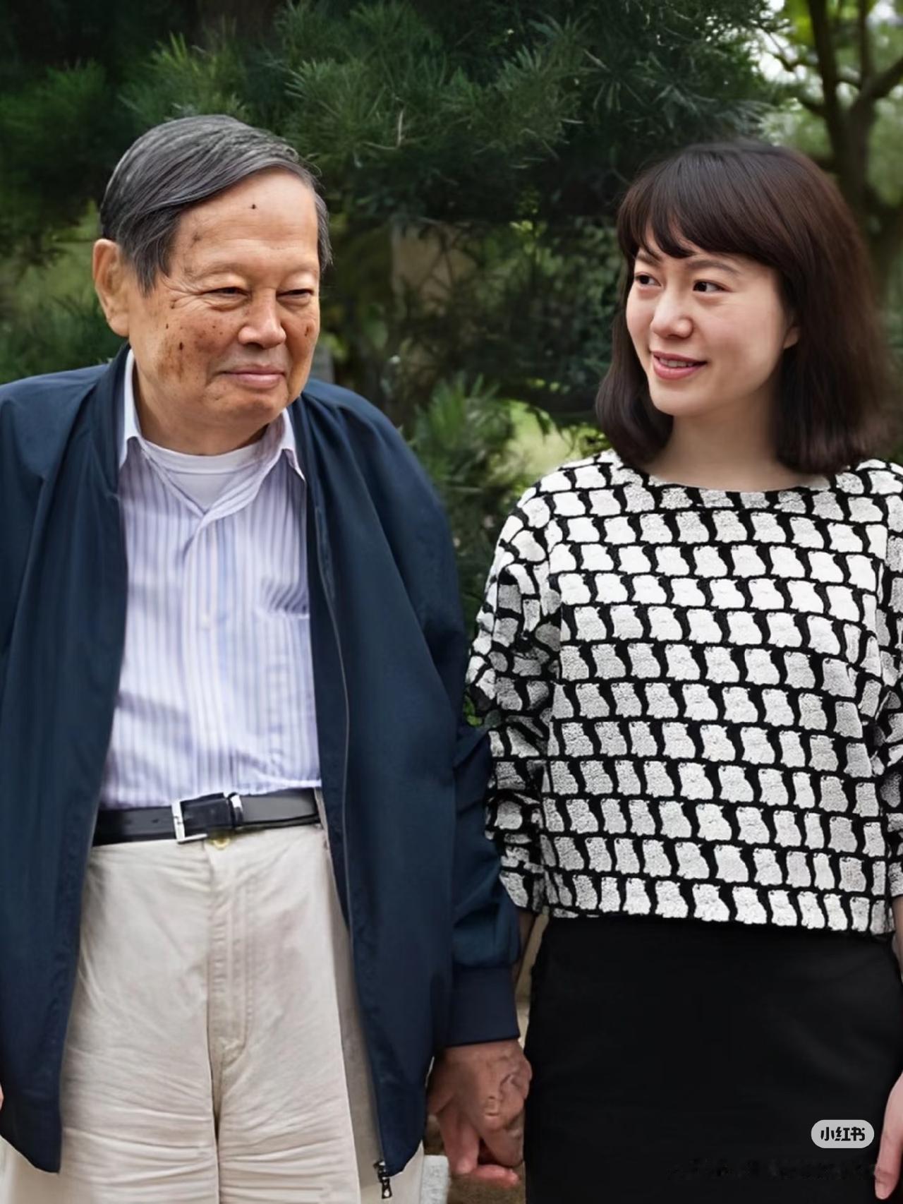 翁帆和杨振宁这段年龄差54岁的婚姻，曾被说尽闲话。 杨振宁走后两个月，翁帆没发过