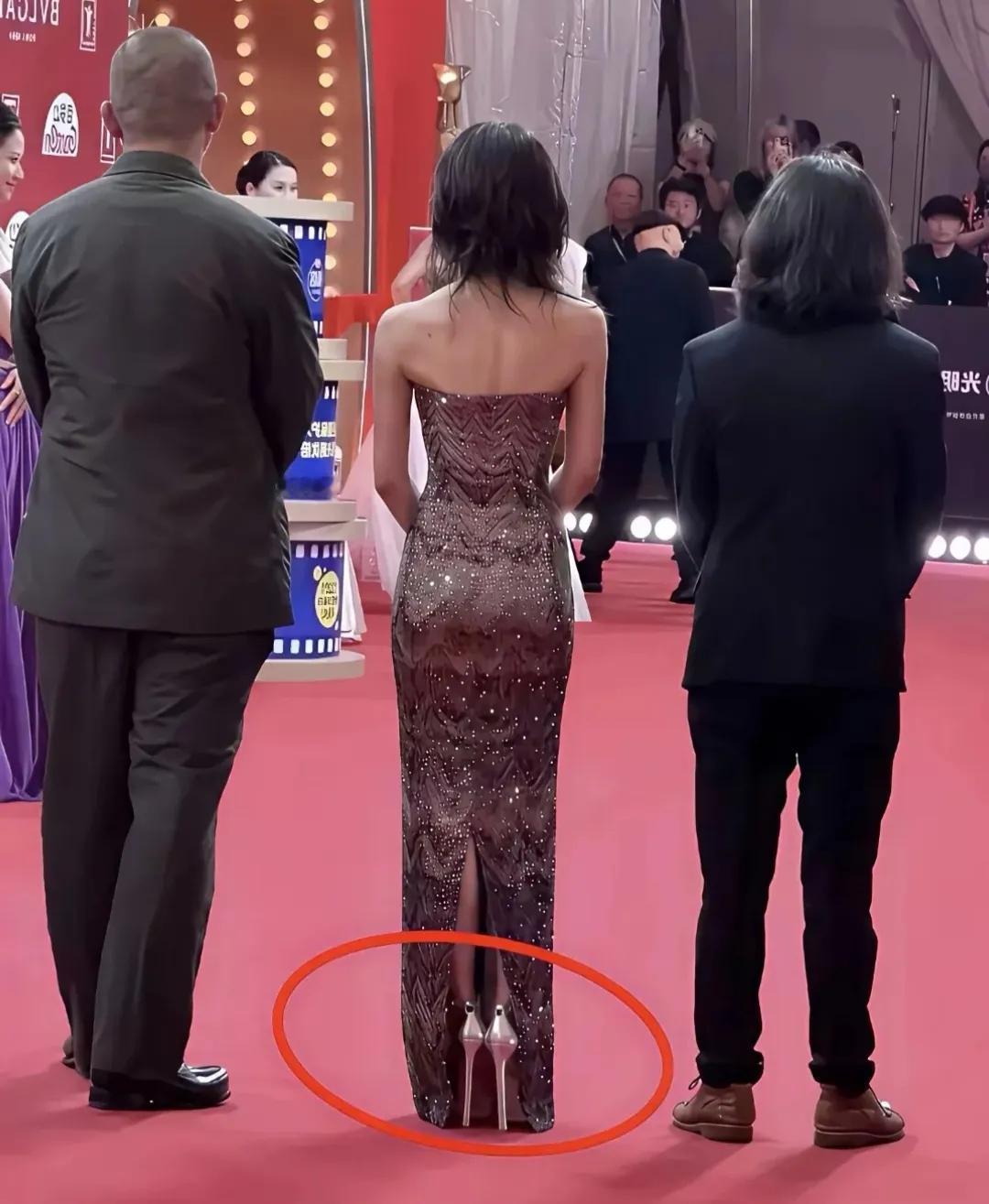 这双恨天高太抢眼，猜猜她是哪位大名流？