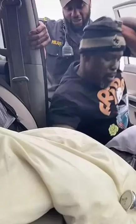 美国马里兰州一名非裔瘫痪驾驶日前开车到一半，遭到警方拦查并要求他下车，但驾驶解释