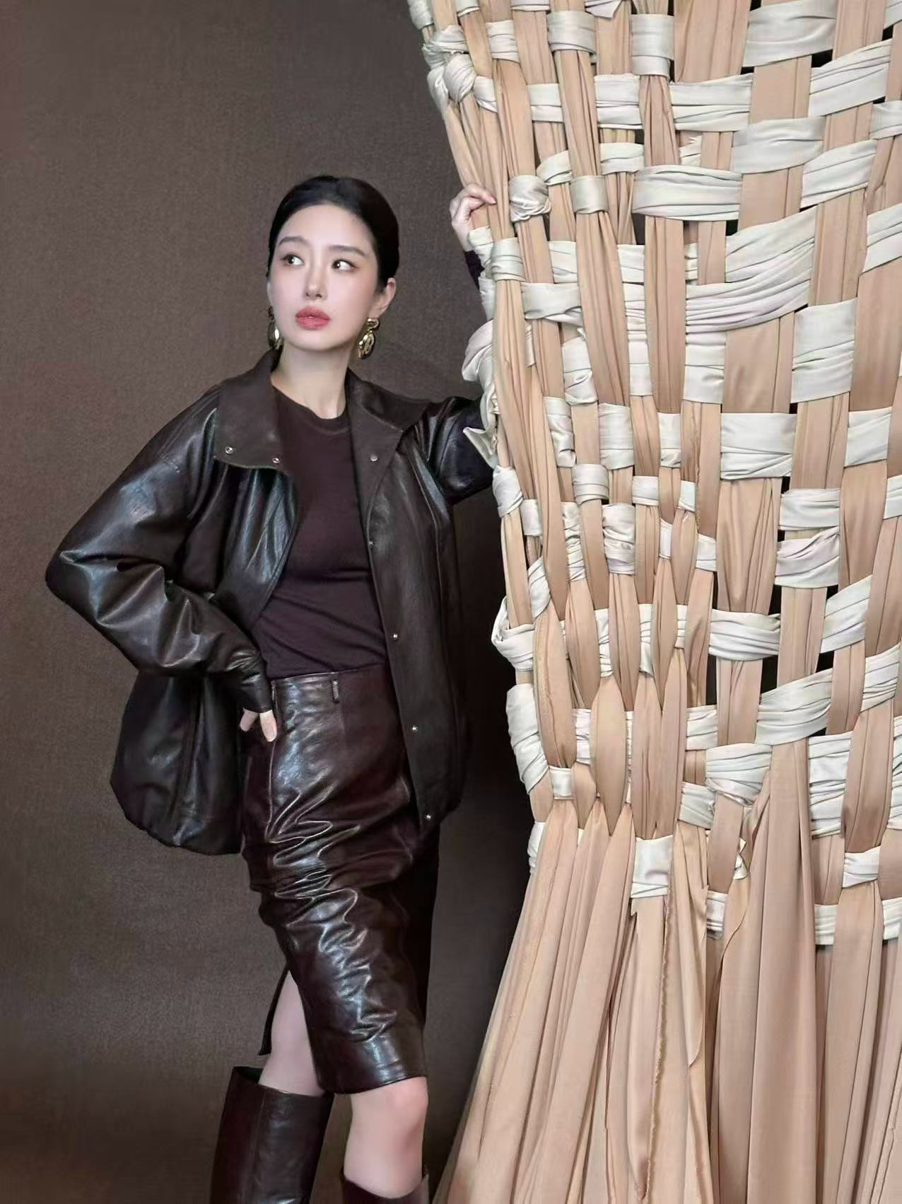 杨采钰好小的一颗头 这身复古皮革造型和盘发适配度好高，杨采钰那个头身比真的很美啊