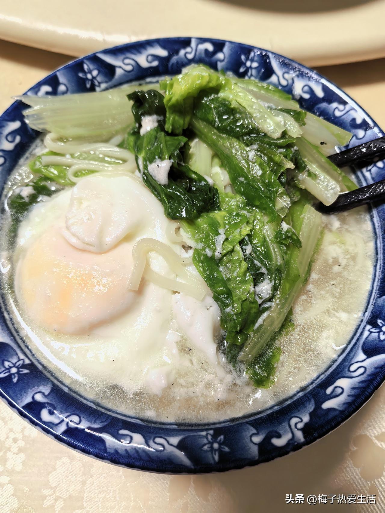 你知道过生日必须吃，荷包鸡蛋长寿面习俗的来历么？
 
一、长寿面：典故起于汉，定