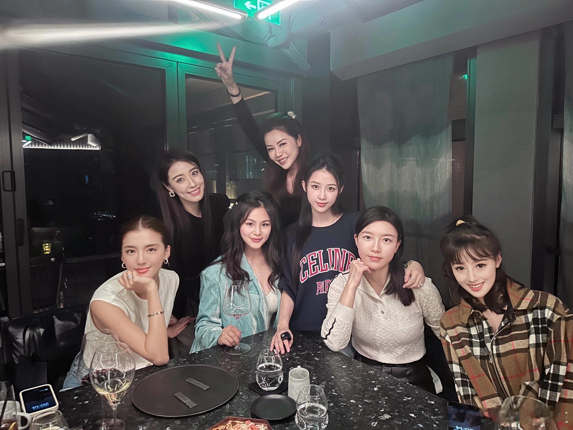 潘玮柏老婆宣云与吴千语聚会，豪宅内景曝光，任由女儿在墙上涂鸦，超宠女！ ​​​