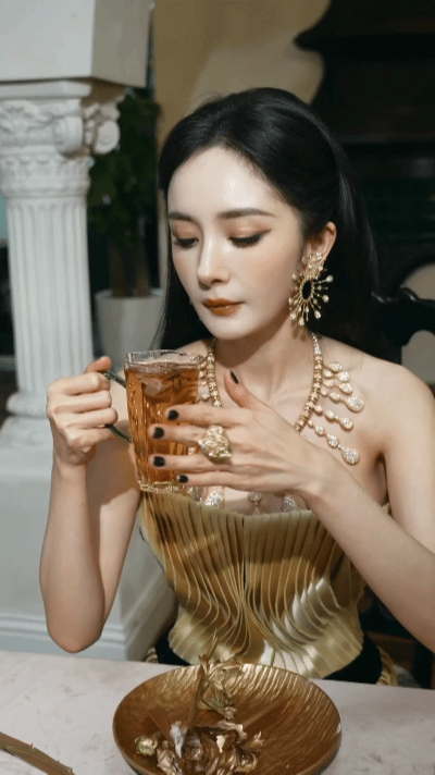 杨幂霜降喝茶杨幂霜降喝花茶营业 杨幂霜降喝茶，好养生 ​​​