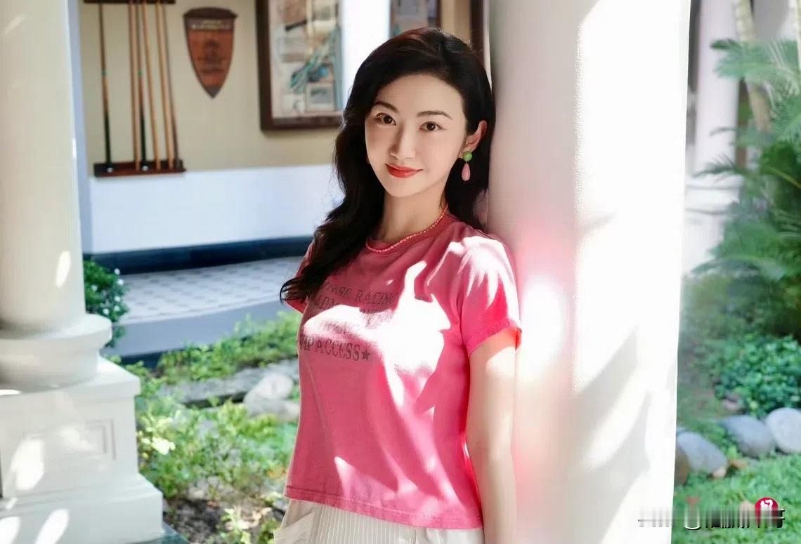 参照刘翔的句式，为景甜梳理的“人生十件对事”：

女明星景甜做对的十件事
1. 