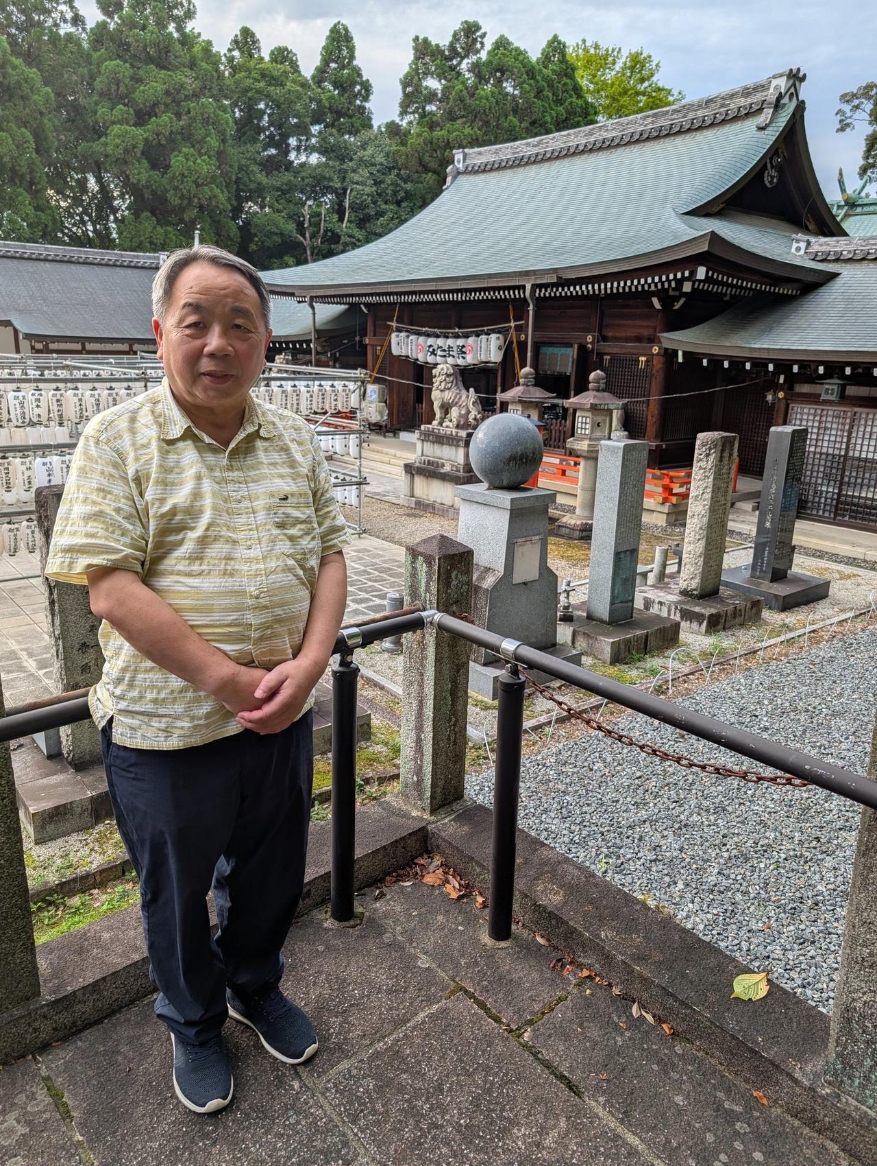 日本参议员石平8月13日发文称，他与多年老友、公职秘书一色政春于当日参拜了京都护