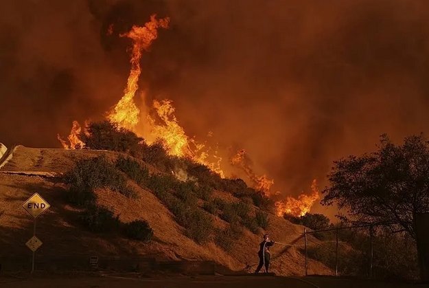 【美国加州消防部门：伊顿大火火势控制率上升至27%】 加州山火烧掉一个旧金山的面