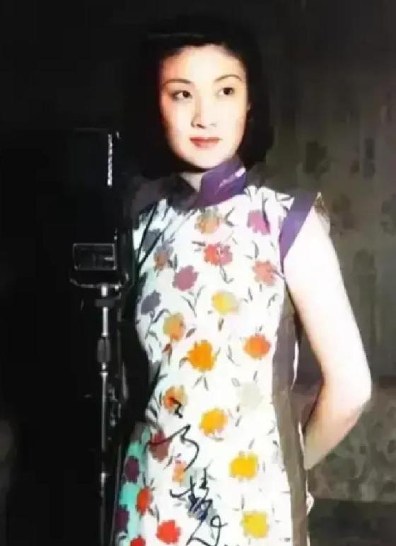 1966年，“京剧皇后”言慧珠，她牵着11岁的儿子，跪在丈夫俞振飞面前：“请你一