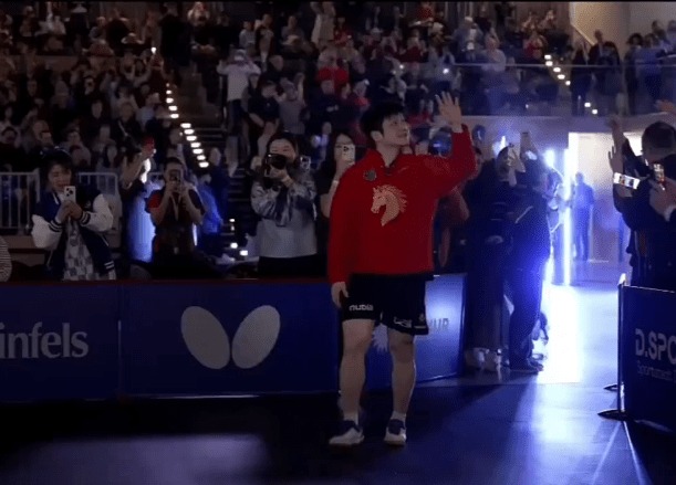 这就是影响力！
今晚德甲，萨尔布吕肯俱乐部统一穿红色新年服，服装上印的是马图案，