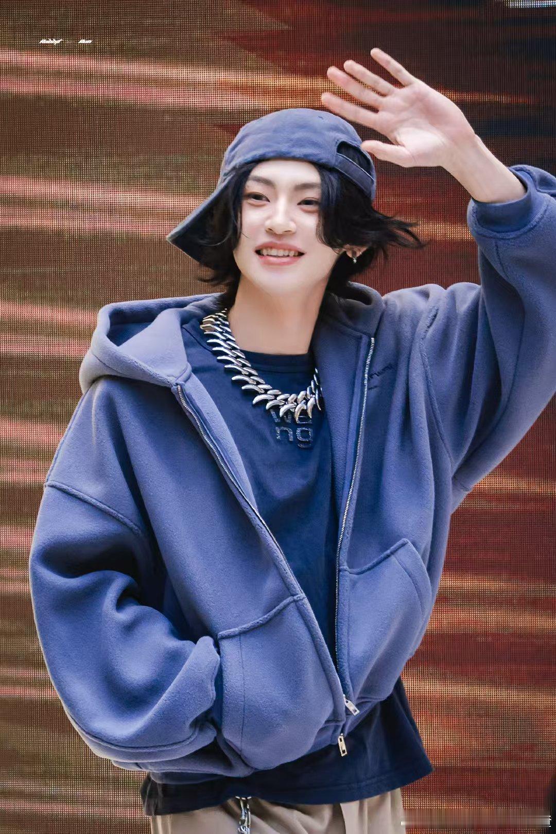 小鬼张予曦迅猛龙同框 我去我的担们就这样意想不到地同框了 