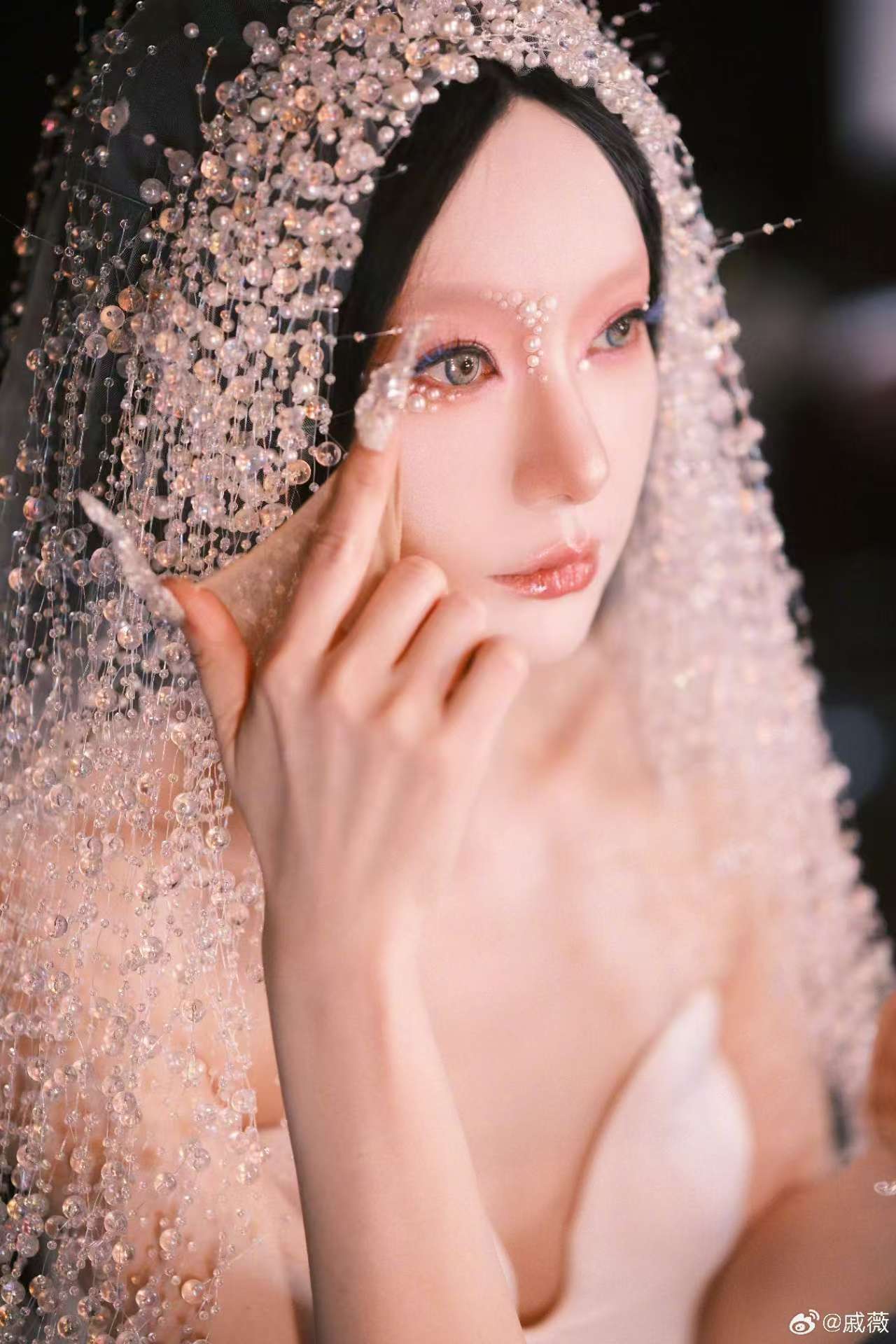 戚薇在粉钻MV里演什么戚薇在新MV里演了一盘菜 把自己变成暗黑“盘中餐”，AI美