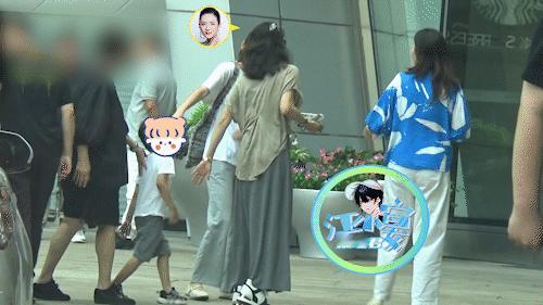 #章子怡牵儿子逛商场# 近日，有八卦媒体拍到章子怡牵儿子手一起逛商场，看上去瘦了