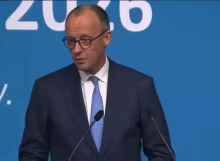 德国总理默茨用最直白的人口数字，在去年说出来一个最朴素的道理，他说：“美国有3亿