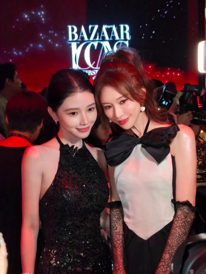 近日林志玲和方圆一起出席时尚活动，两位站在一起超有姐妹范儿。

林志玲这次搭配经