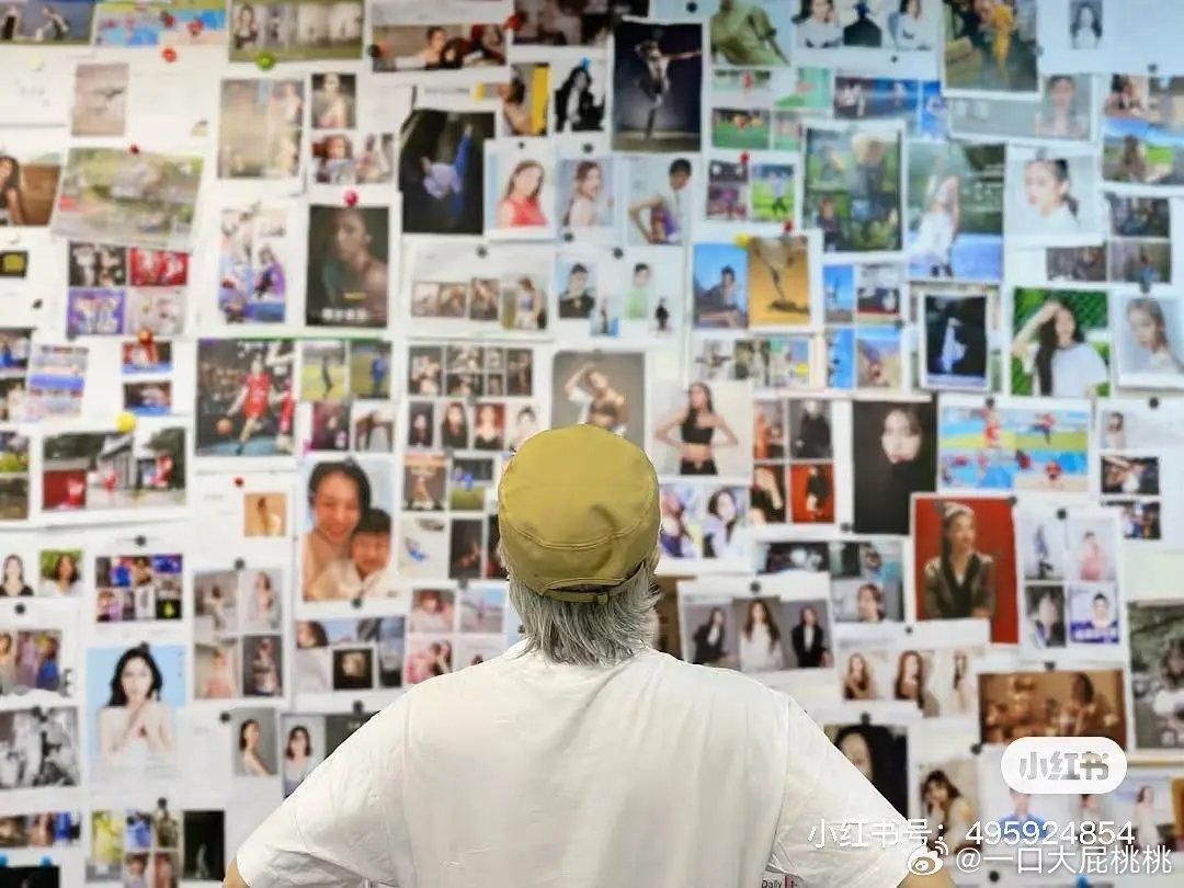 星爷分享的选角墙照片，能认出来么 