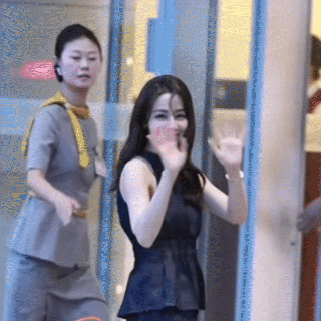 迪丽热巴给粉丝打招呼这段连风都偏爱她头发在发光整个人在发光！！！每次和粉丝打招呼