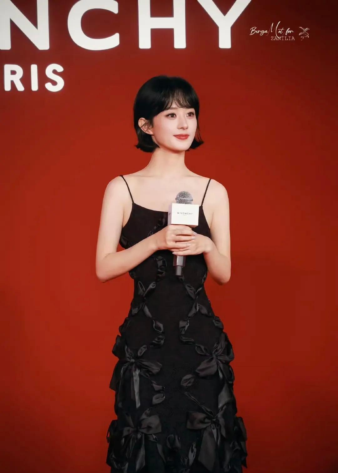 主持人问赵丽颖，在您没当演员之前是做什么工作的。赵丽颖一点不遮掩说，我以前是在管