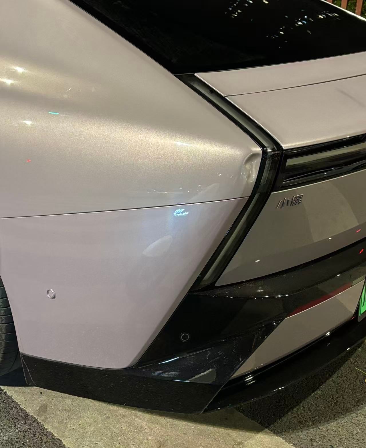 果然，小鹏不管什么车，屁股都容易遭罪。话说这个位置，是不是没办法做无痕修复了？ 