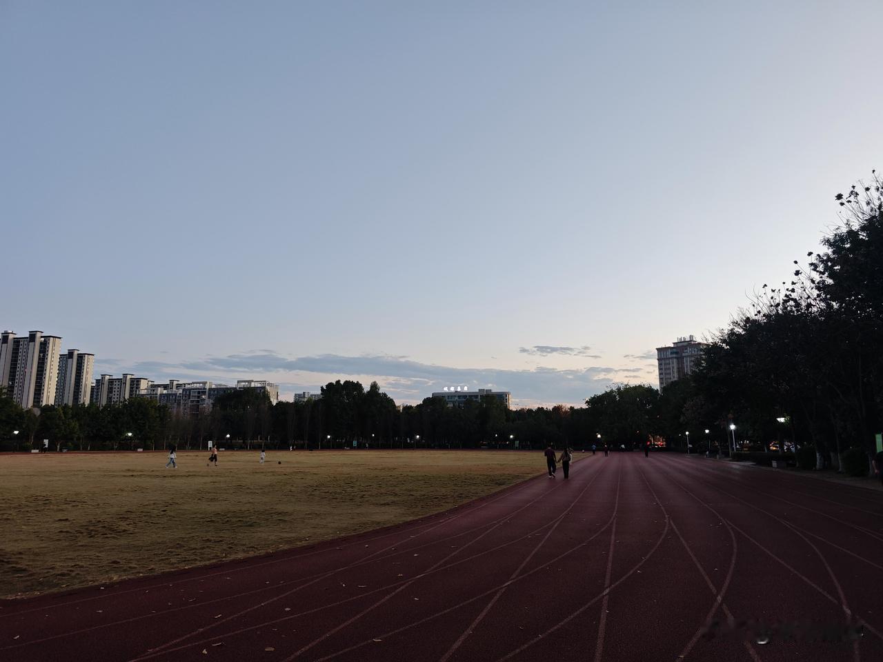 昨天完成12月第二次慢跑10公里，现在我一般都是周六下午跑步，因为工作日接送孩子