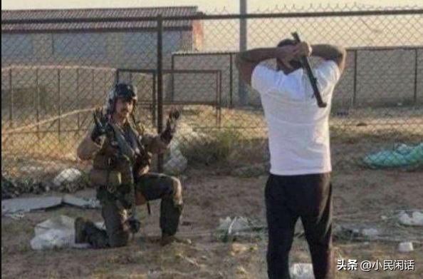 跳伞落地后的美帝飞行员面对科威特居民高高举起的铁棍，摆出一个“优美造型”！[偷笑