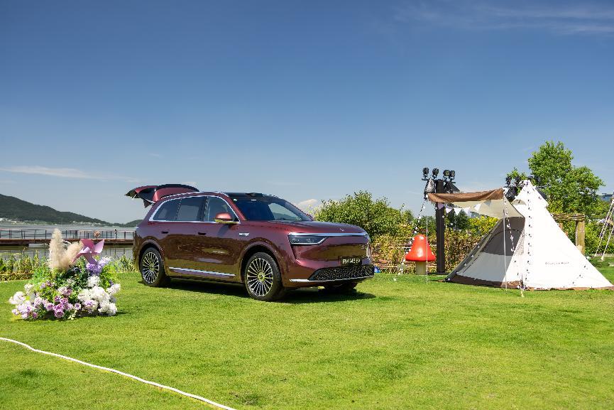 增换购比例高，说明问界M8“打动”的是成熟家庭的真实需求
大型SUV的主力人群正