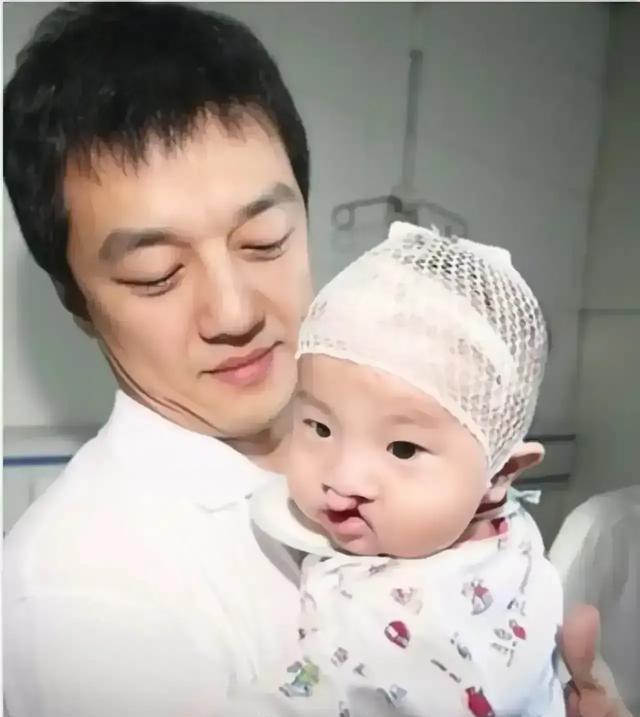 2005年王菲怀孕四个月产检时，医生严肃指出孩子可能存在唇部问题。这句话瞬间打破