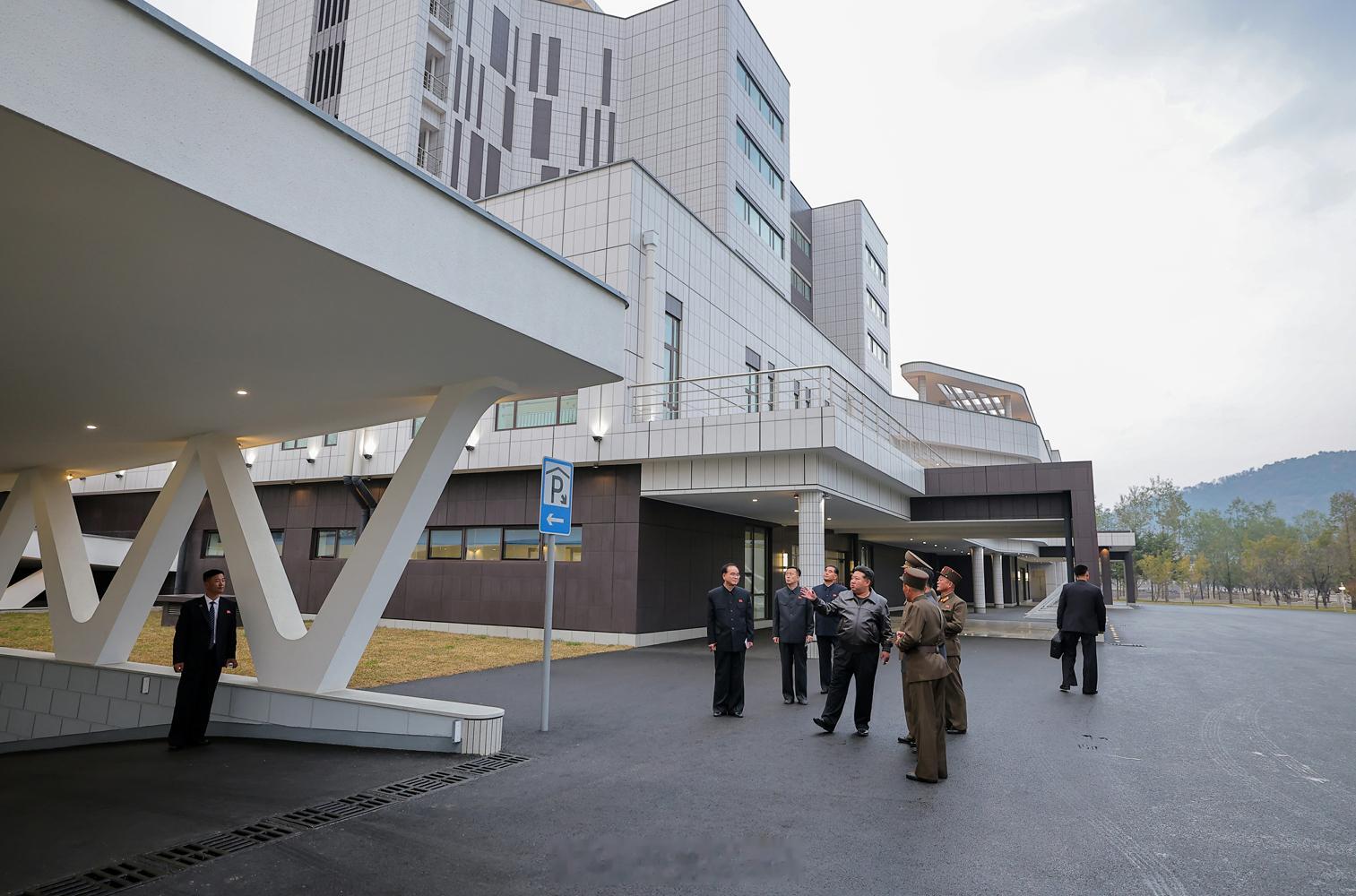 金正恩同志视察即将完工的江东郡大型医院，现场指出最后时刻需要整改的地方 ​​​