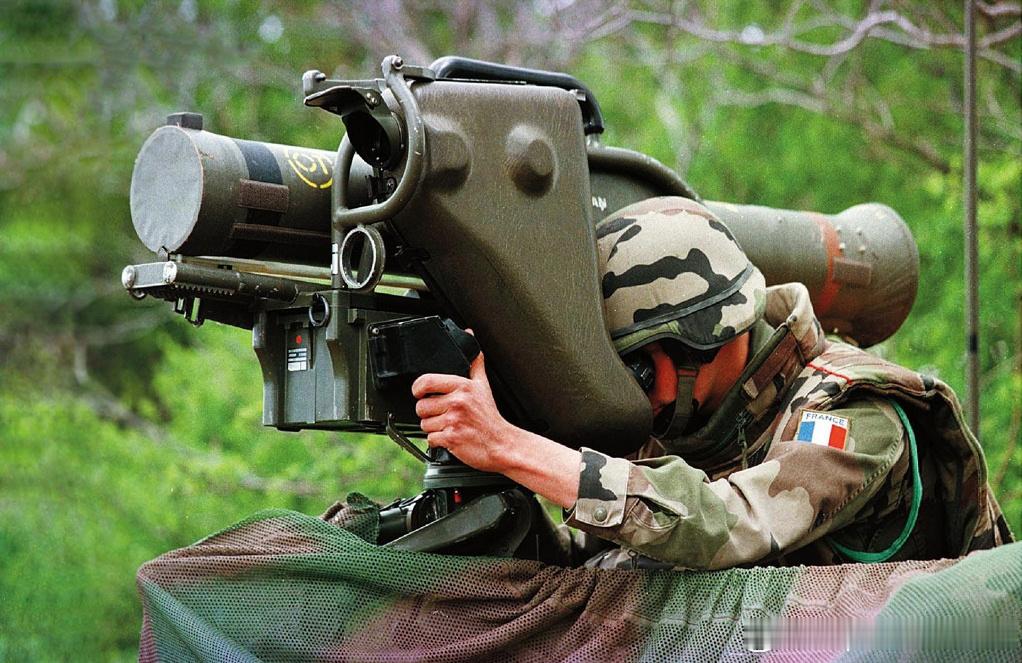 1999年4月14日北约法国士兵在马其顿和南斯拉夫边境上，通过“米兰”反坦克导弹