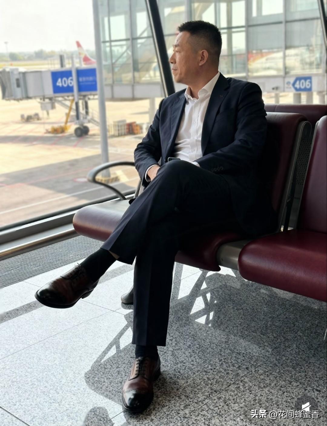 为什么小姑娘比较喜欢中年大叔中年大叔往往更成熟稳重、情绪稳定，有阅历、懂包容，经