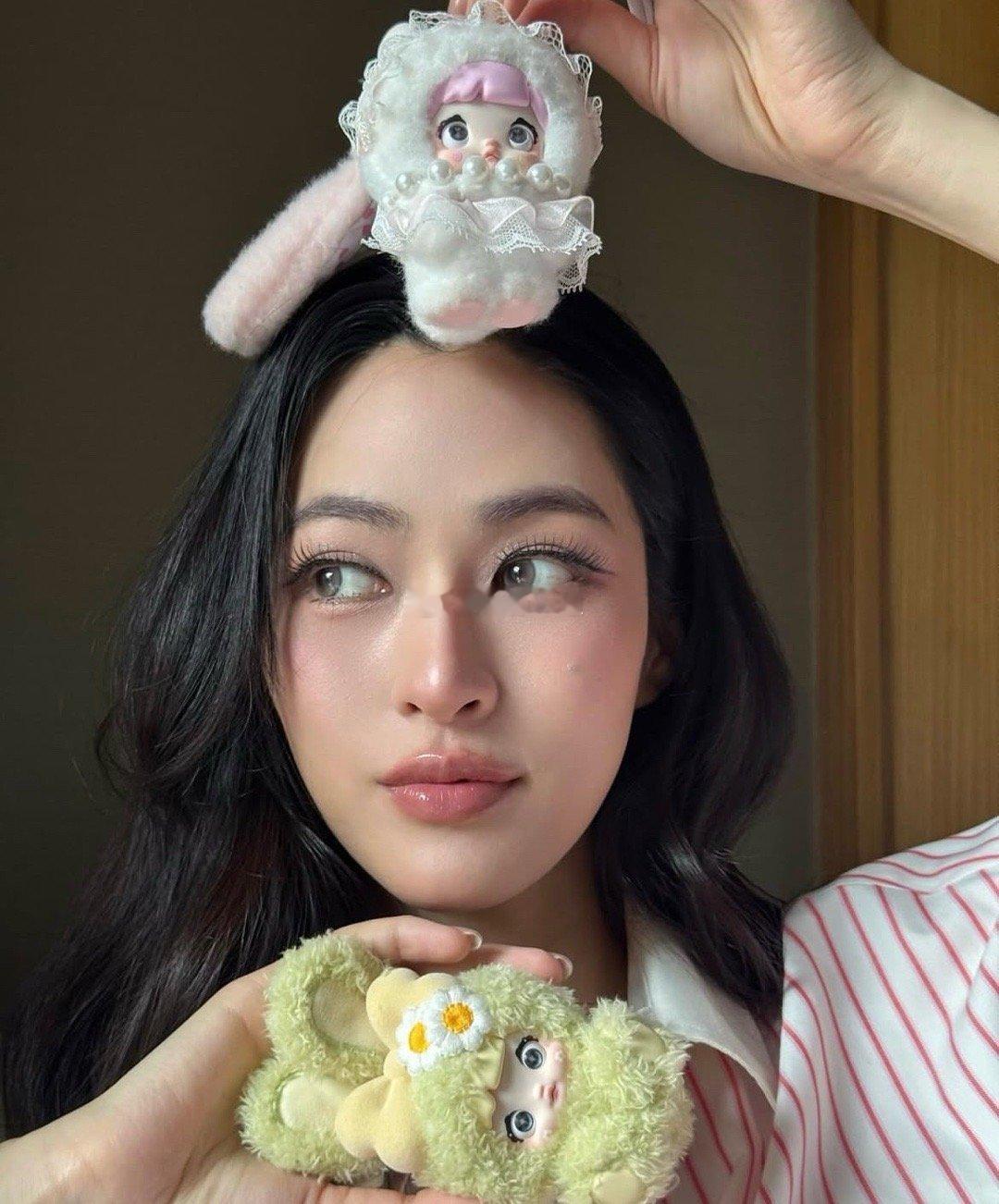 全球刮起的盲盒收藏热，继续有增无减，连泰国女神邝玲玲也忍不住入坑！她在社交平台晒