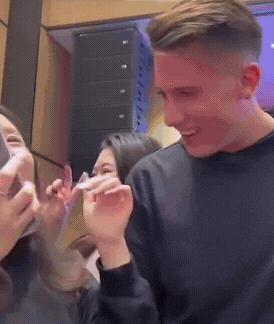 外国男子应邀参加国内某活动。才刚进去没多久，竟被众多中国女生团团围住，争先恐后求