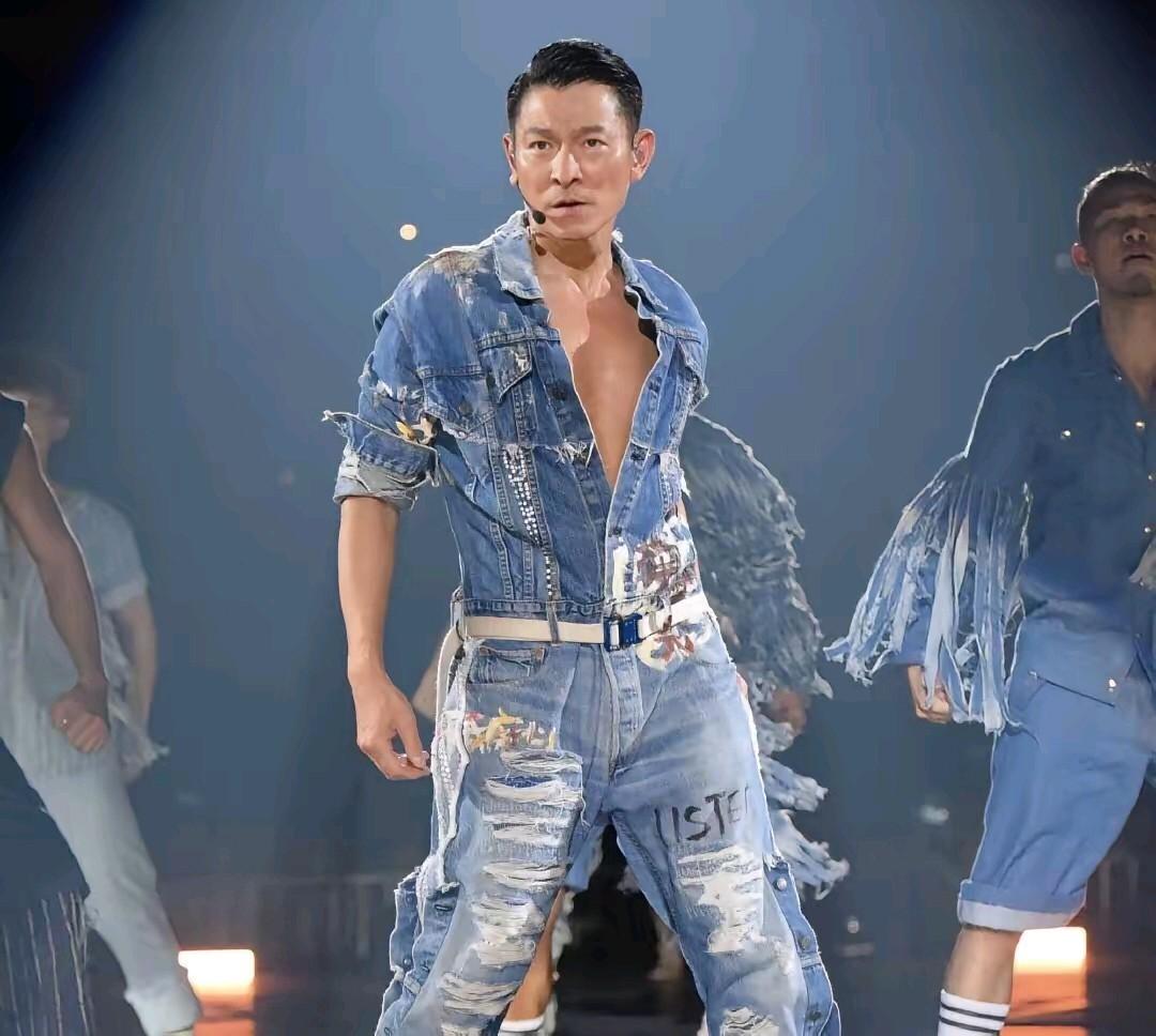 突然有个预感，
刘德华以后大概率不好参加晚会了，
不是他嗓音变了，而是因为办晚会