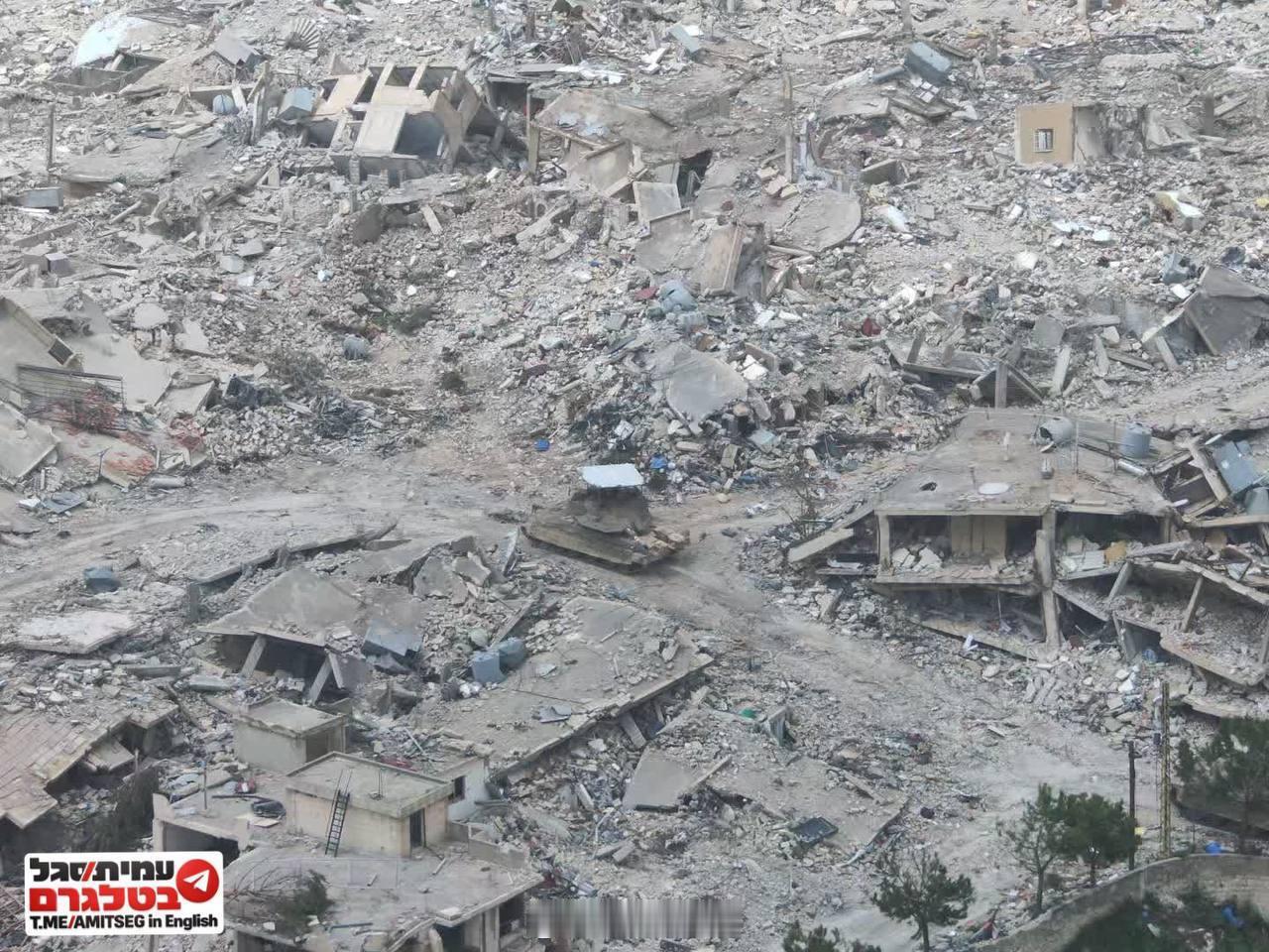 一辆以色列梅卡瓦坦克停在黎巴嫩南部城市宾特杰拜勒的废墟中。烽火问鼎计划黎以战争