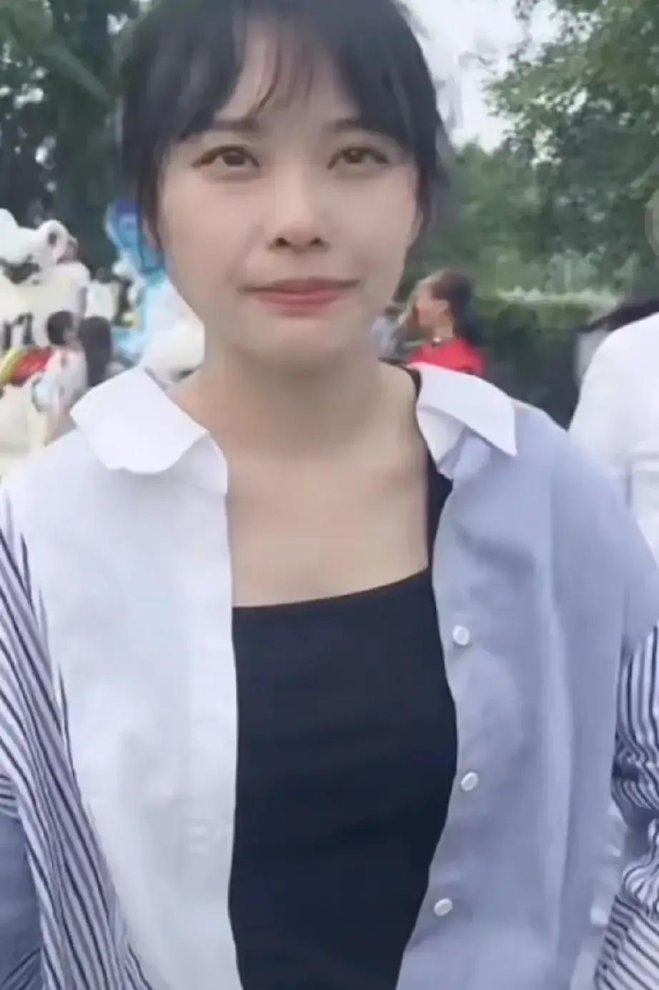 网红黄老师和解局长合拍，原相机的黄老师身高不高，身材一般长相普通。

美颜真的太