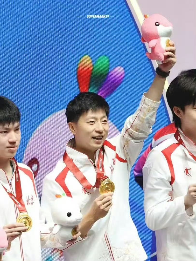 领奖台萌物马龙龙，笑容甜美，身材妖娆 