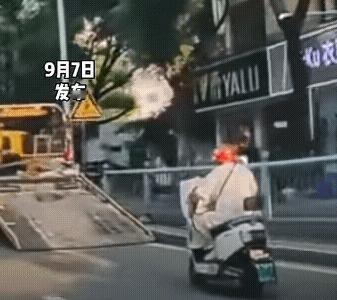 一直看手机被精准上拖车![强]