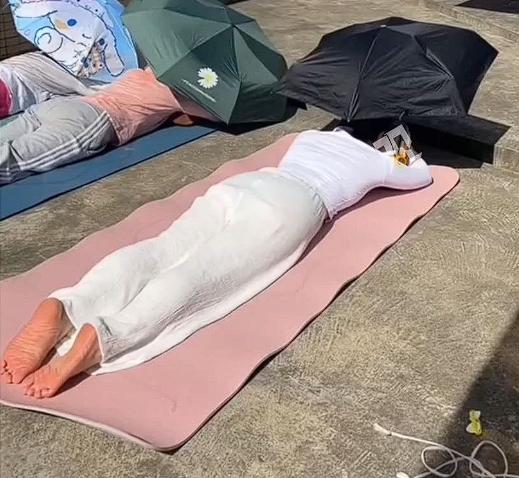 上海一少年深夜独自进入清凉峰探险，不料迷失方向，在山中兜兜转转许久，最终因体力不