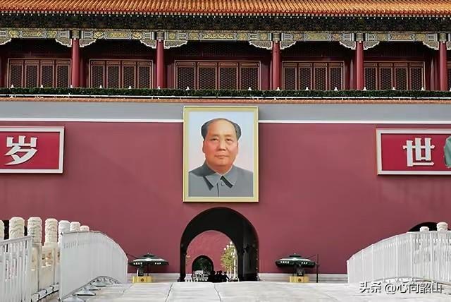 在我国，妄图把任何人奉为“国父”的企图都是别有用心的，更是人民群众所不能接受的。