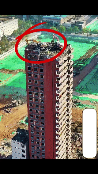 23层高楼拆除现场，
有人知道这挖机是怎么上去的吗？