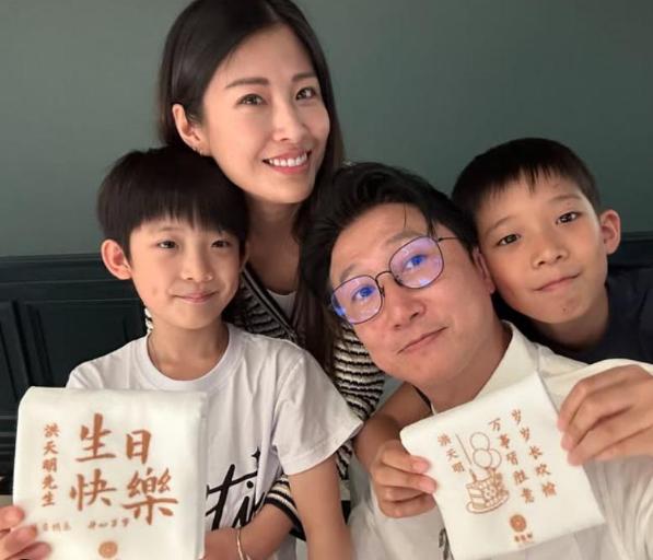 一张床睡不出两家人！

有时候不得不承认，物以类聚人以群分啊！

这不，最近洪金