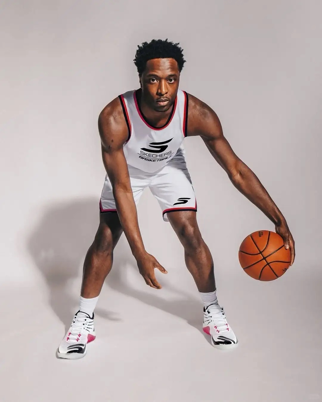NBA总决赛G3在纽约麦迪逊广场花园打响，斯凯奇特别为阿努诺比打造专属配色战靴，