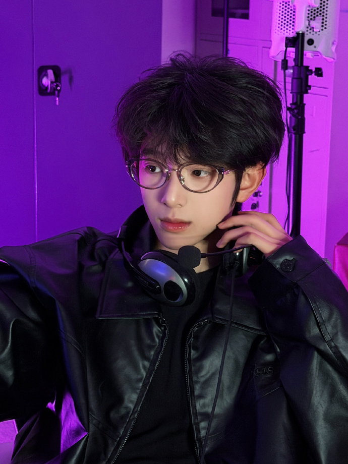 陈浚铭电竞少年 陈浚铭电竞少年酷帅反差萌拉满黑色皮衣+黑框眼镜好帅！浅笑甜度超标