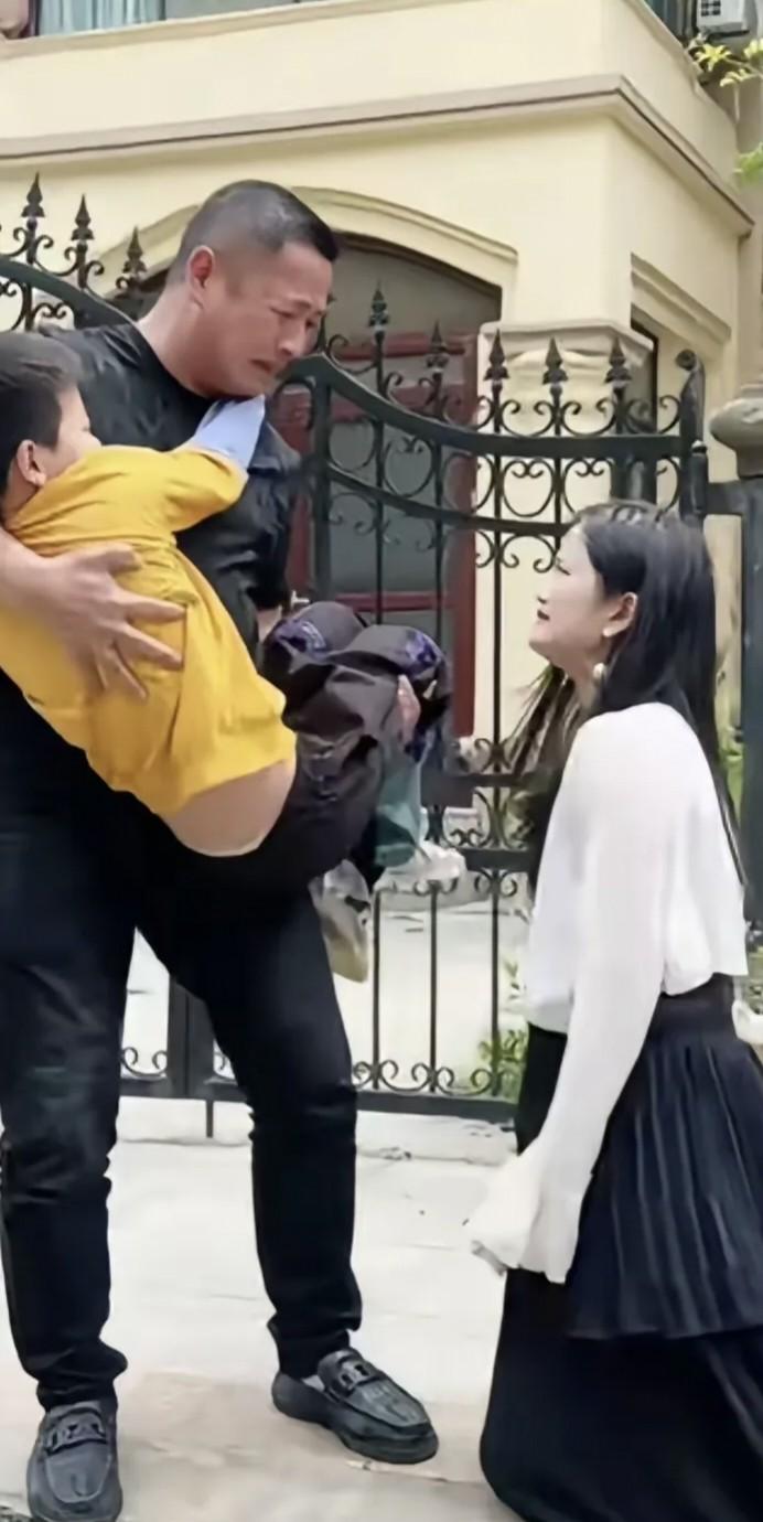 跪下来求复婚，

以为能回到从前，

结果发现连吵架的方式都没变。

那天他在楼